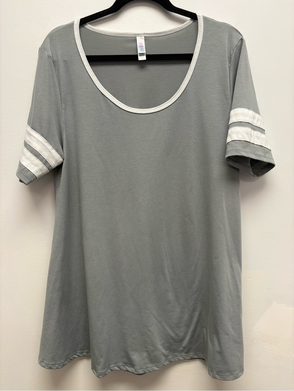 4 for $25 🤍 LuLaRoe Classic Tee with Sleeve Stripes (Size XL) 🤍